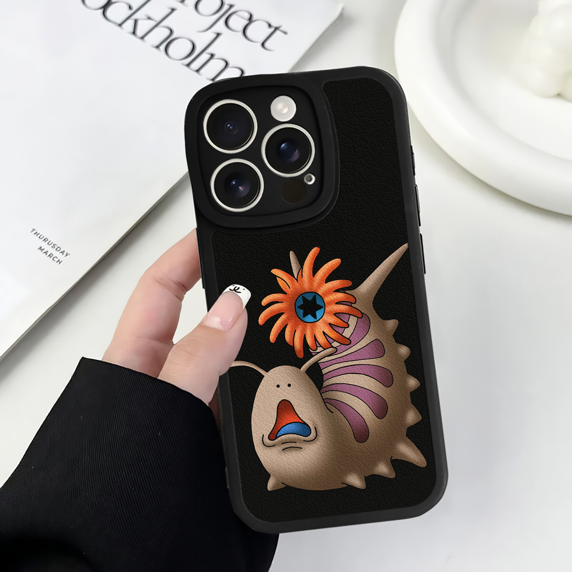 （画像用） ドラゴンクエスト Doragon Kuesuto Dragon Quest 【iPhone 16シリーズ対応】シリコンスマホケース（レザー調） 材質：シリコン